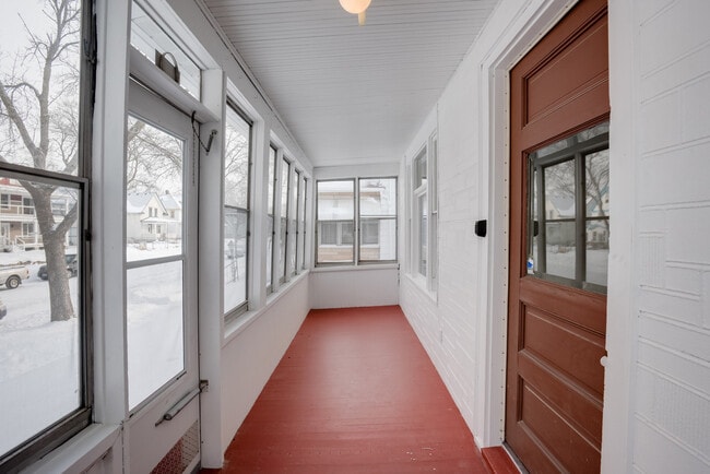 Building Photo - 4BD 2BA House. Refurbished, large house, great location available JUNE 1ST.