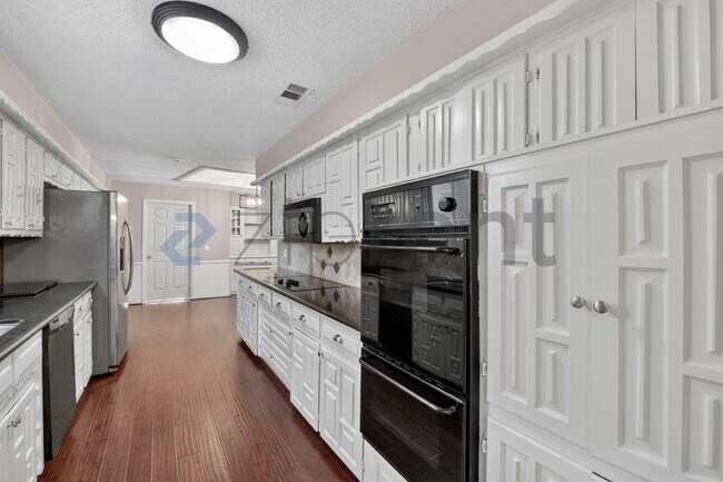 Building Photo - 2501 Bluffton Dr