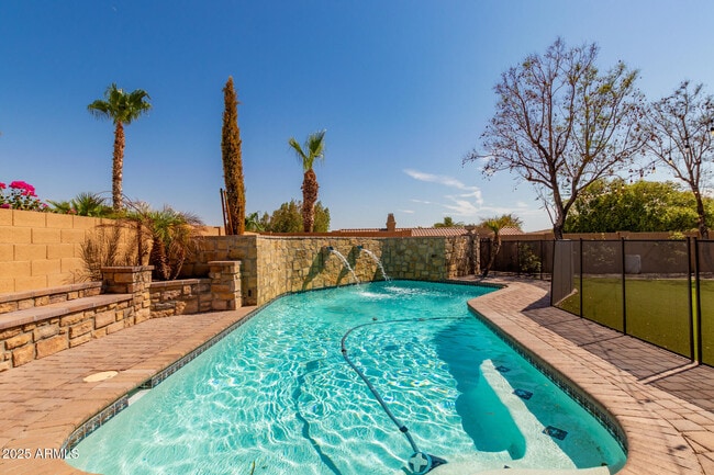 Building Photo - 1211 E Desert Flower Ln