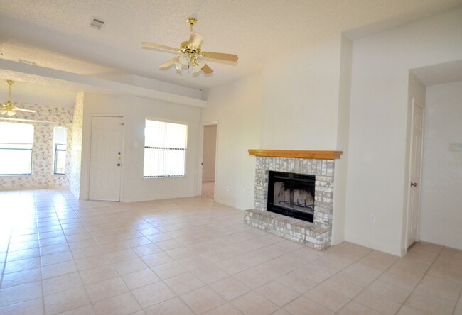 Building Photo - AMAZING 4 BED/ 2 BATH HOME IN WESTERN HILL...