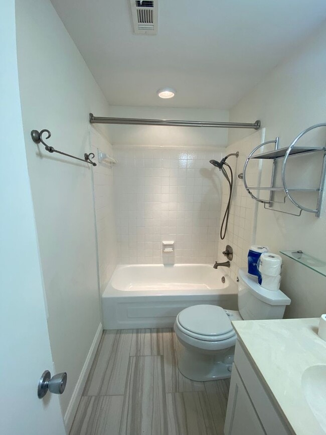 Building Photo - 2906 West Ave