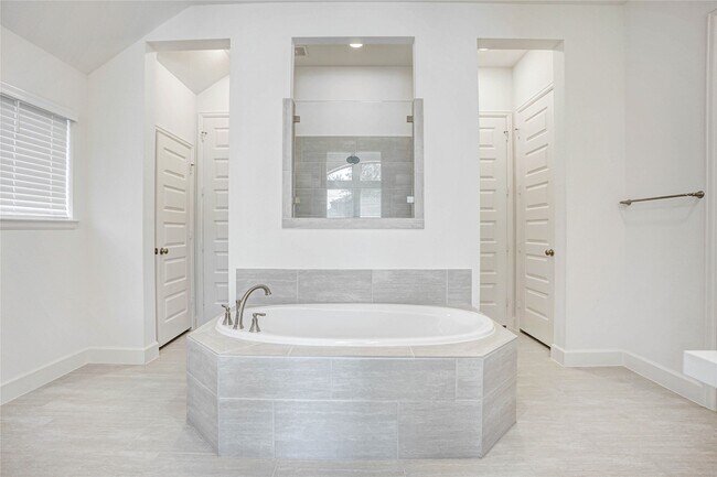 Building Photo - 9814 Chapman Trl