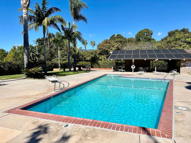 Building Photo - Bright and Spacious 2-Bedroom Condo in Gol...