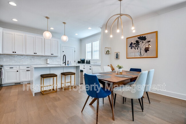 Building Photo - 1017 E 14th St