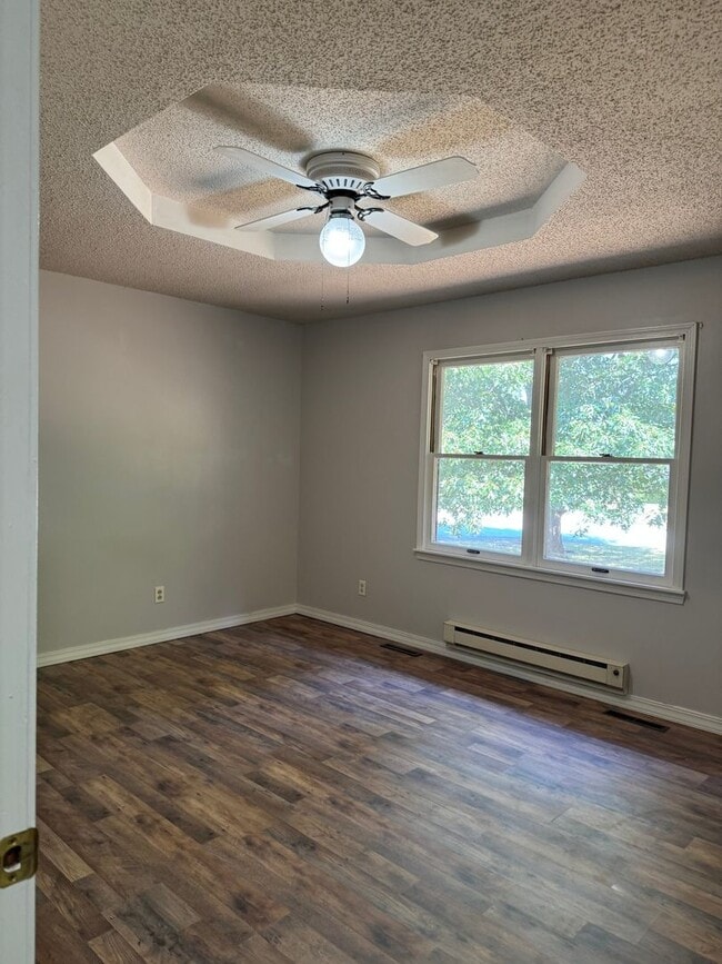 Building Photo - Cute, refreshed home on quiet cul de sac.