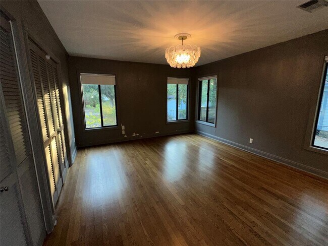 Building Photo - 4711 Fairview Dr