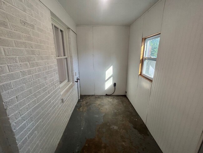 Building Photo - 803 Center St