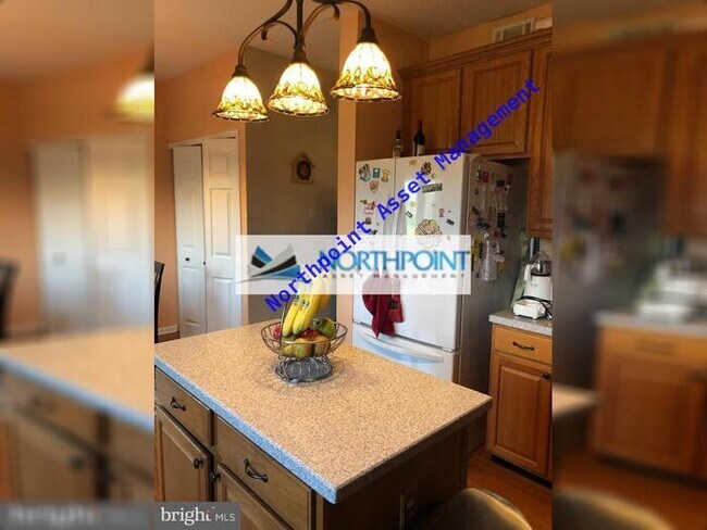 Building Photo - Nice, Sunny & Bright 3 Bedroom 2 full Bath...