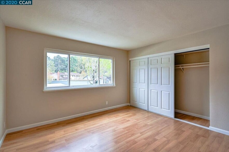 bedroom with 1 large closet - 102 Miramonte Dr