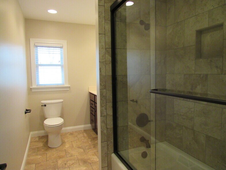 Building Photo - 233 Manor Dr