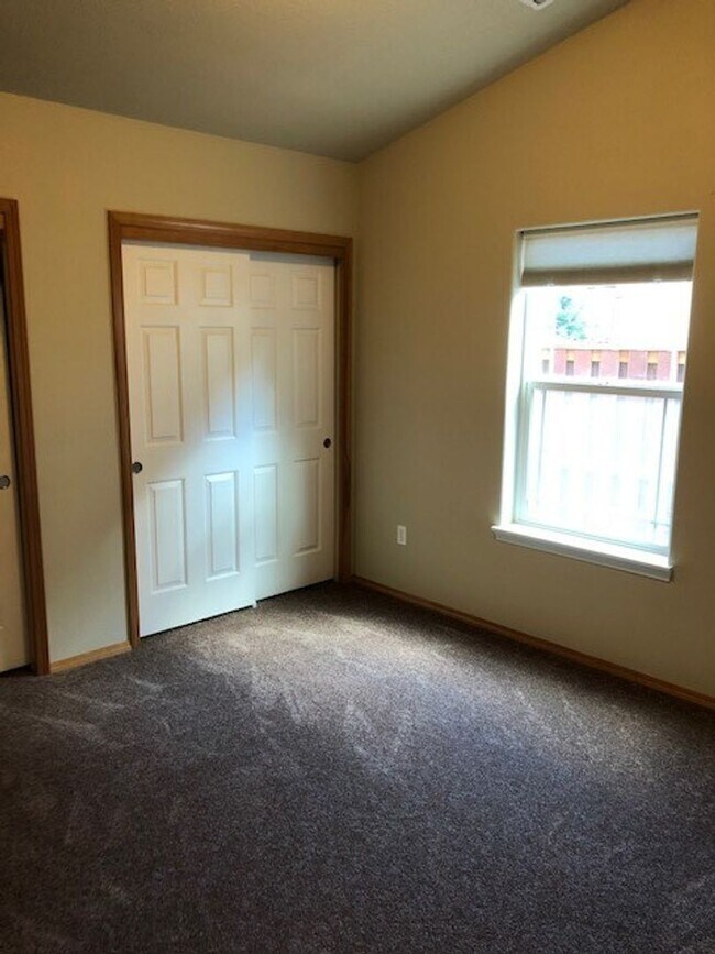 Building Photo - Completely renovated 3 Bed, 2.5 Bath Townhouse in McMinnville- Pets on Approval, Landscaping Incl...