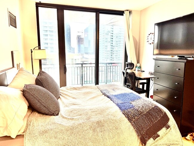 Building Photo - 330 N Jefferson St