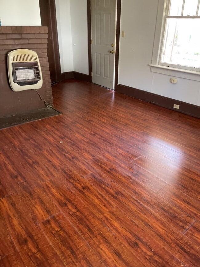 Building Photo - "Charming 2-Bed Home with Hardwood Floors in Laurens, SC!"