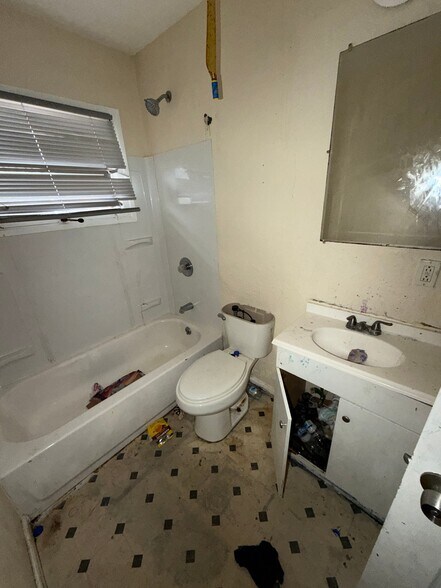 Building Photo - 2 E Adams Dr