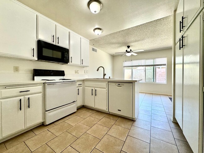 Building Photo - Recently renovated 3 bedroom, 2 bath unit ...