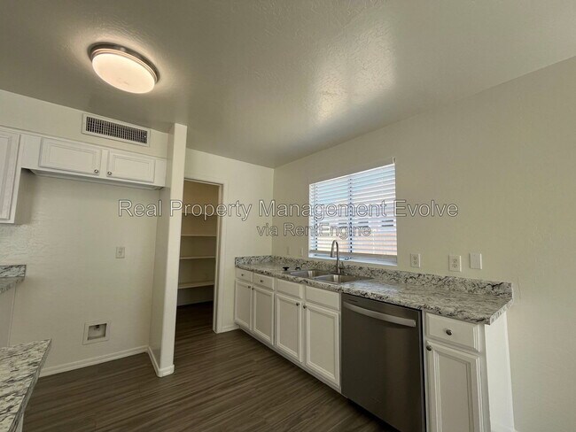 Building Photo - 7347 N 72nd Dr