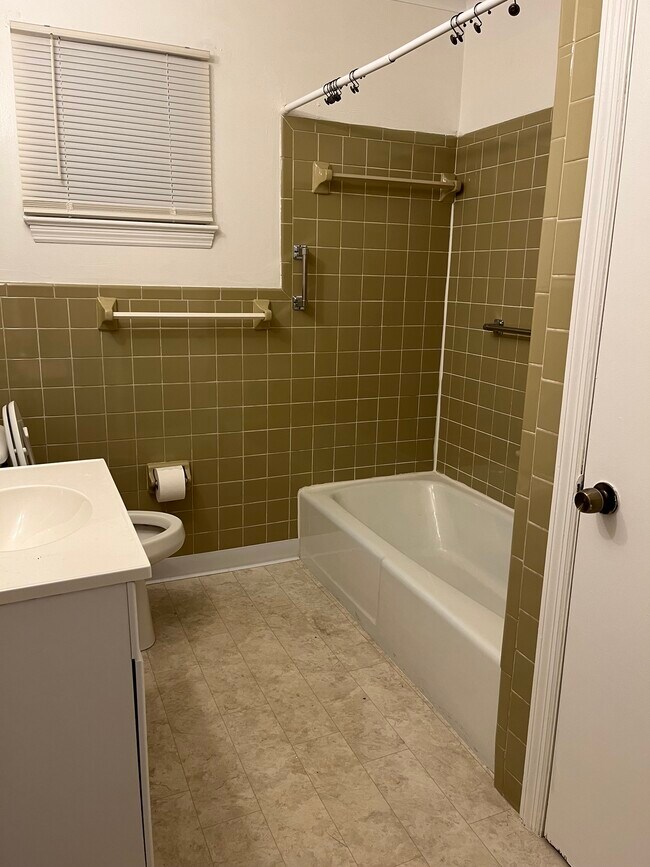 Building Photo - 877 Donaldson Rd