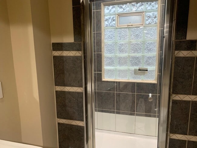 Building Photo - 575 E Kossuth St