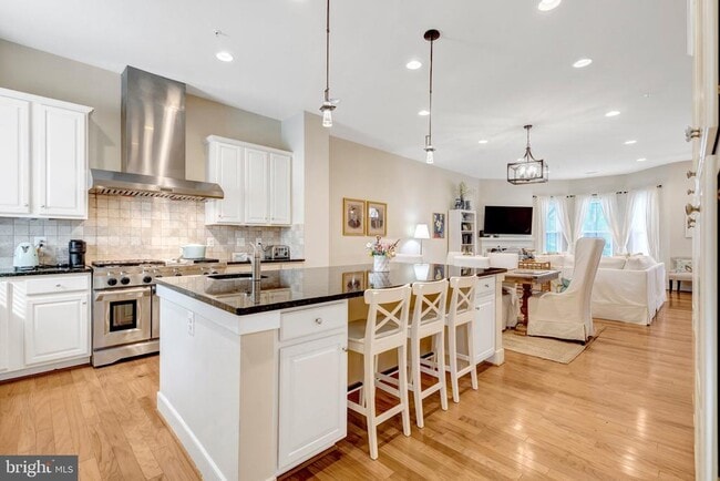 Building Photo - 711 McKenzie Ave