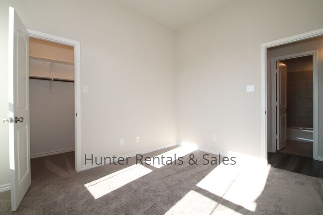 Building Photo - Temple North Gate Beauty!  Rent Reduced! Won't last long!