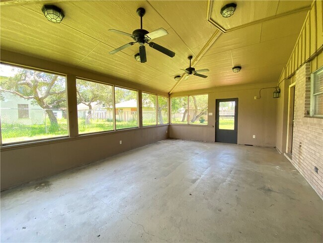Building Photo - 536 W Yoakum Ave