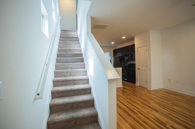 Building Photo - 1032 Skyline View Way