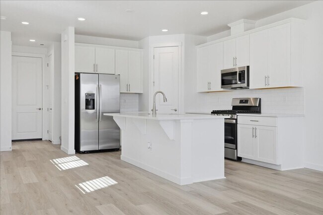 Building Photo - BRAND NEW LARGE 3 Bed 2.5 Bath Townhouse