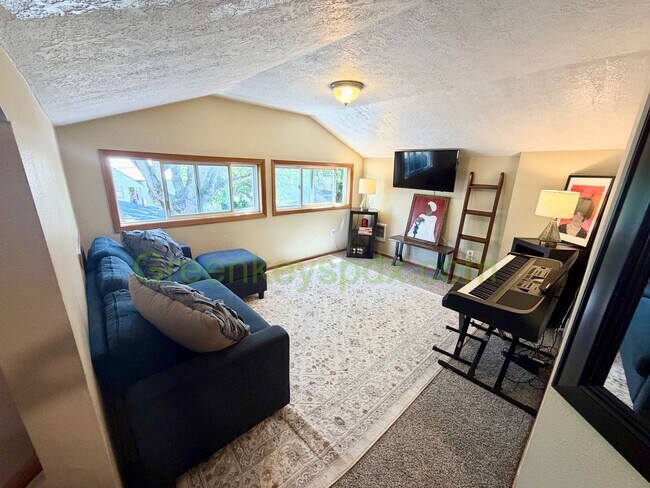 Building Photo - Awesome 4-Bed/2-Bath Craftsman Bungalow House Near Alberta District