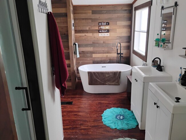 Building Photo - 3 Bedroom, 2 Bathroom Home in Moriarty, NM