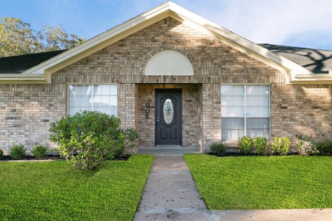 Building Photo - 802 Foxglove Dr