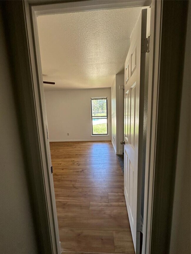 Building Photo - 331 Live Oak Dr