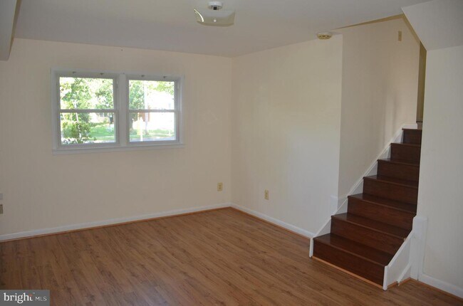 Building Photo - 1446 Mayflower Dr