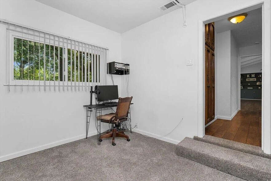 Building Photo - 2551 S Waverly Ave