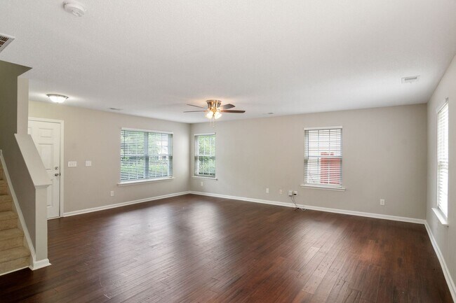 Building Photo - Great 3 Bedroom Home with Large Yard and 1 Car Garage! Raleigh-Available July 15th!