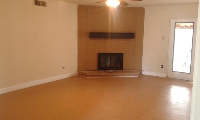 Building Photo - 5421 Parkview Dr