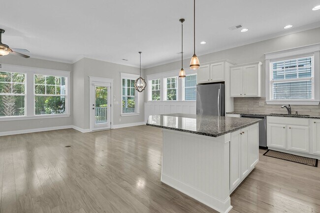 Building Photo - Newly Refreshed Single Story Home in Carol...