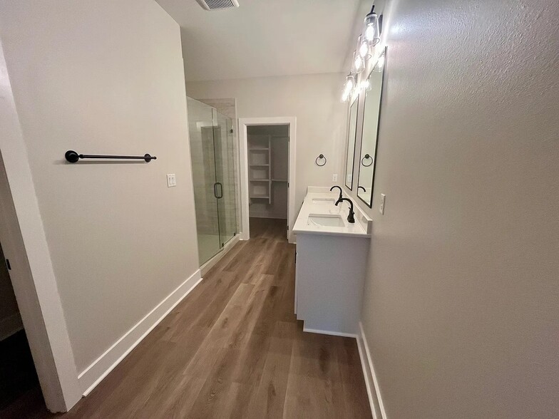 Building Photo - 4812 Old Oak Dr