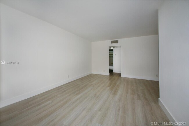 Building Photo - 512 Bayshore Dr