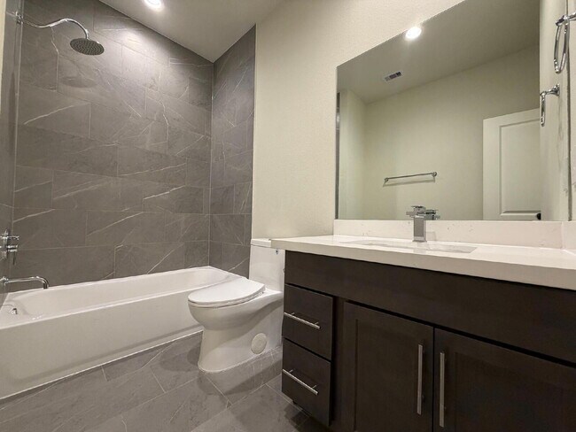 Building Photo - "Charming 3-Bed Oasis with 2.5 Baths in Prime Houston Locale – Discover Your New Home on Haring Ln!"