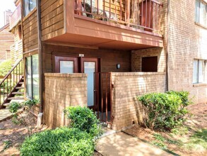 Building Photo - $1495 – 2 Bed / 1 Bath Condominium in cent...