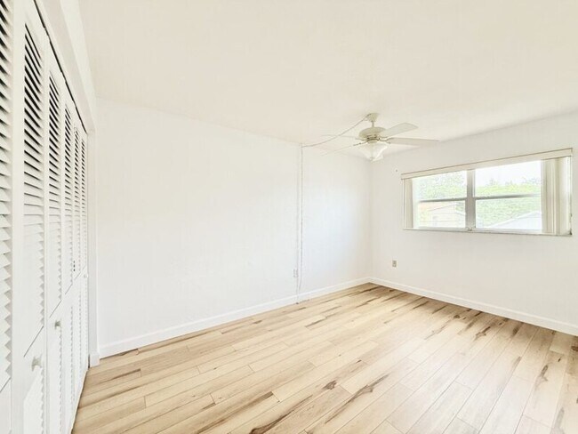 Building Photo - 445 32nd Ave N