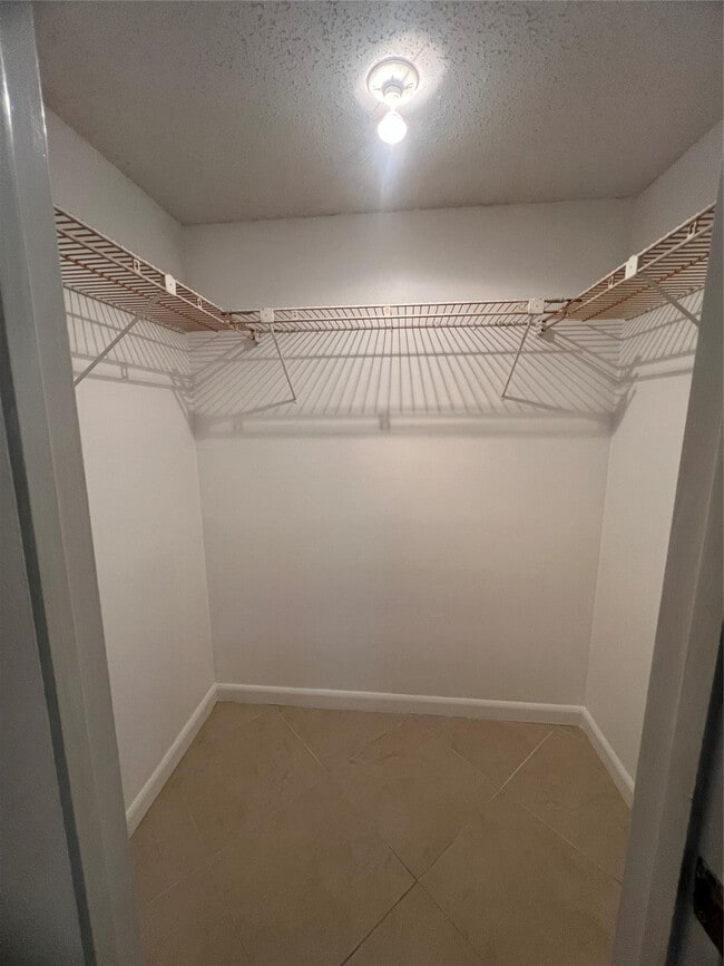 Building Photo - 2615 NE 3rd Ct