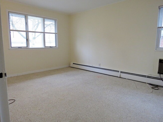 Building Photo - Large Split Level