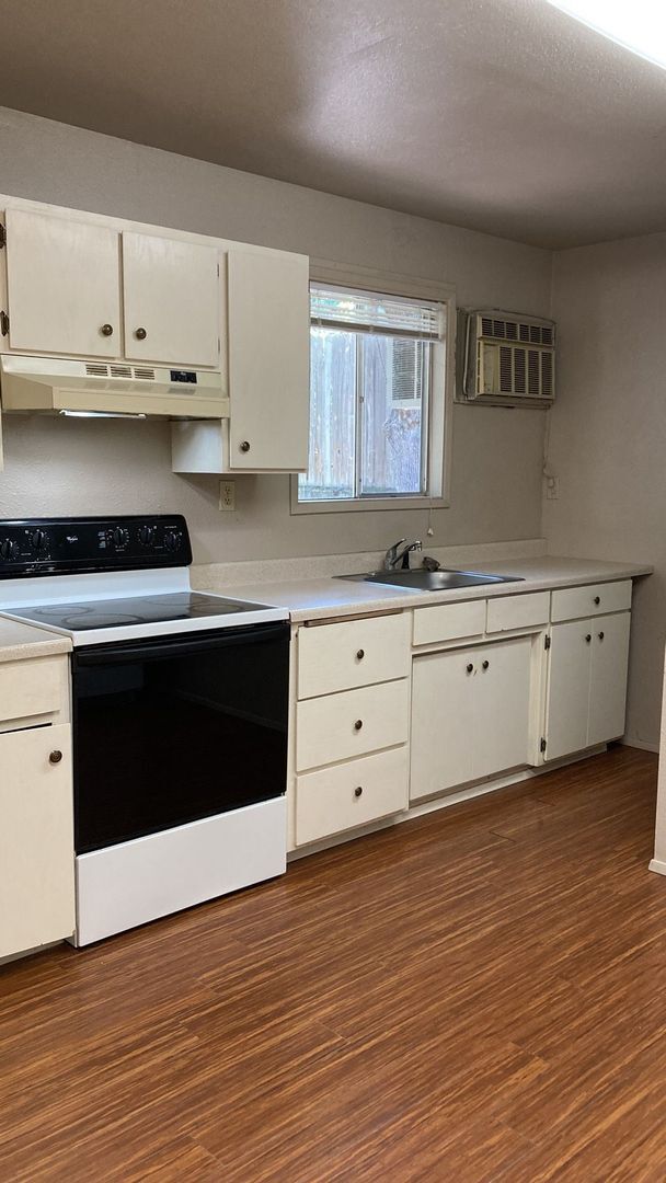 Building Photo - 2802-2802 NW Highland Ave