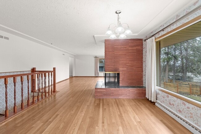 Building Photo - 5 Bed 2 Bath Spacious 3200 sq/ft Lower South Hill brick rancher property