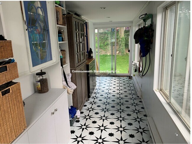 Building Photo - 53 Gale St