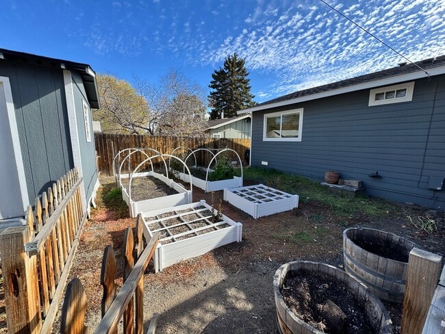 Building Photo - FOR RENT: UNFURNISHED: - Super Sweet Cottage style home in Midtown Bend.