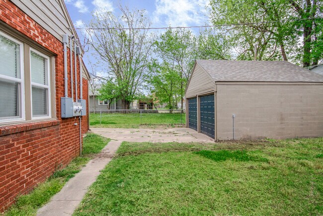 Building Photo - Charming Duplex 1/1 Duplex With Storage!