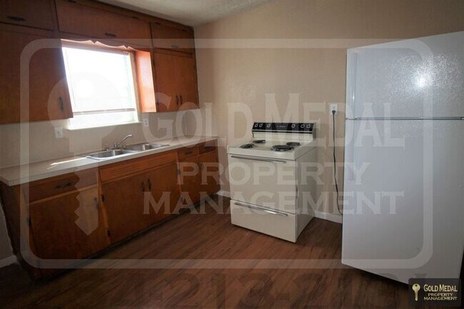Building Photo - 926 JR Ct – Your Cozy Cove Retreat!