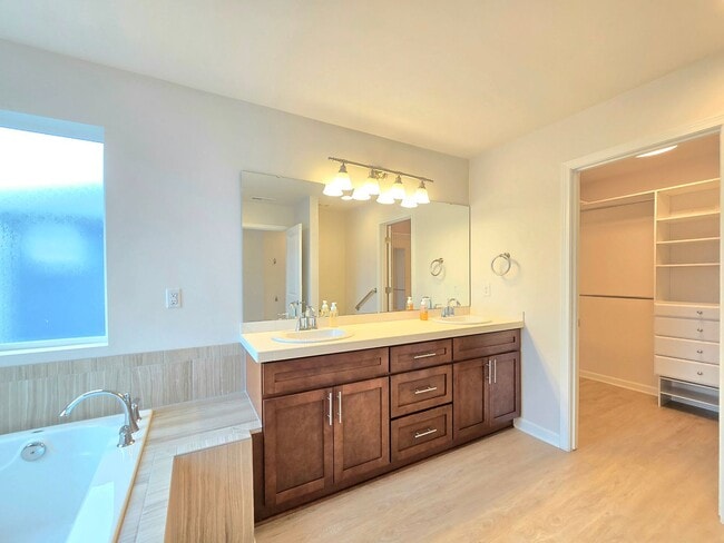 Building Photo - 3 Bedroom Home in Everett Available Now!